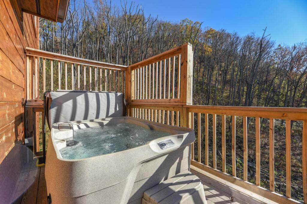 Walnut Ridge Cabin. Sleeps 7-11! Hot Tub, Pool Table, Minutes To Downtown Gatlinburg! Exterior foto