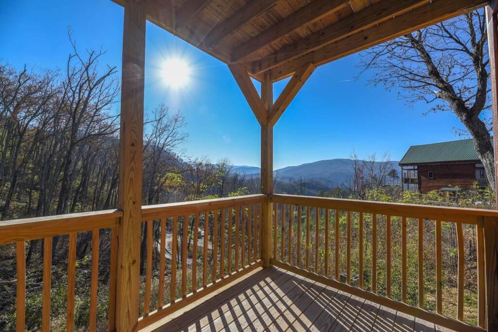 Walnut Ridge Cabin. Sleeps 7-11! Hot Tub, Pool Table, Minutes To Downtown Gatlinburg! Exterior foto